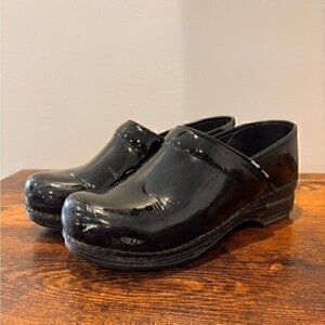 Dansko Black Pro Xp Patern Clogs size 39/8.5 women
